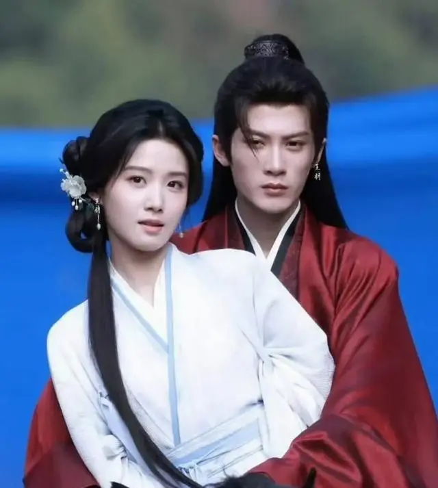 卢昱晓《何不同舟渡》片场路透引争议，檀健次丧礼戏情绪中断画面流出 _ 资讯配图