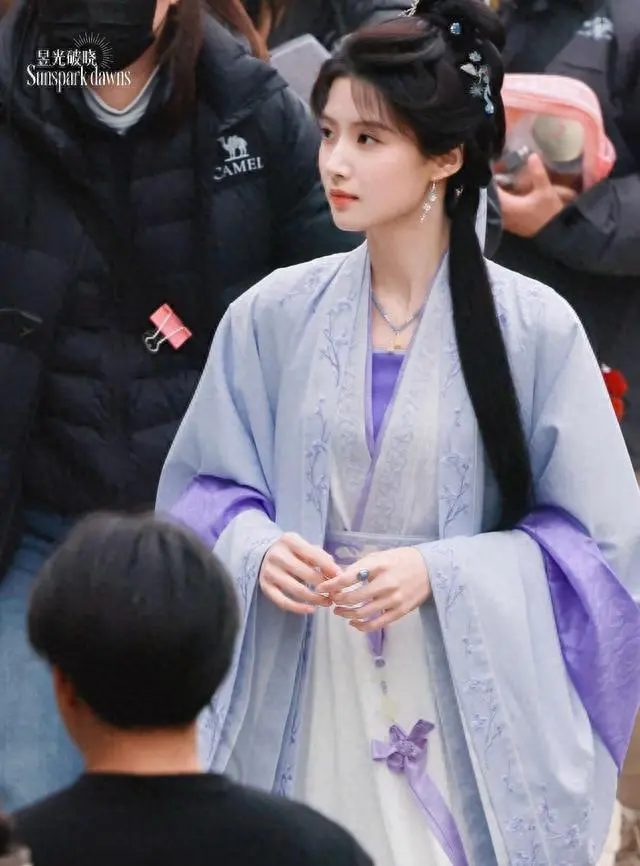 卢昱晓《何不同舟渡》片场路透引争议，檀健次丧礼戏情绪中断画面流出 _ 情报图