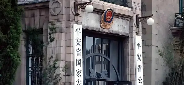 《低智商犯罪》张一昂警衔与编制设定引观众考据 _ 资讯配图